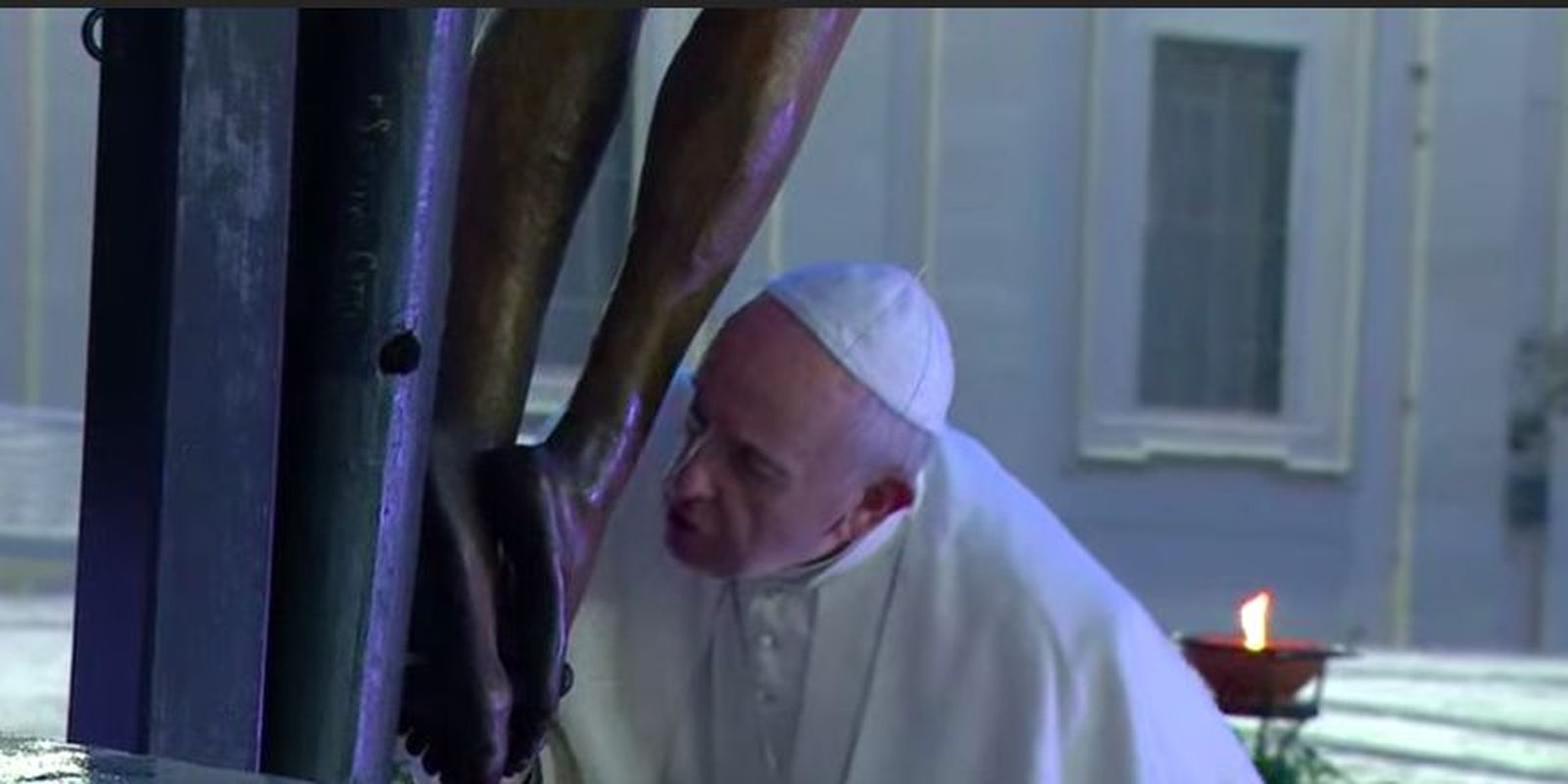 Francisco besa el Cristo de la Gran Peste