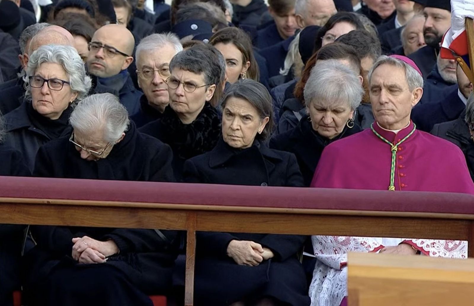 Gänswein, secretario de Benedicto XVI, durante las exequias
