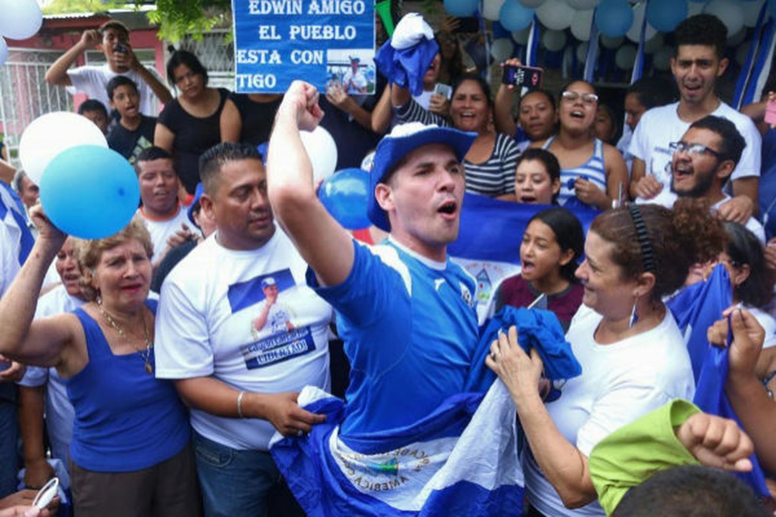 Edwin Carache, con sus padres, tras ser liberado