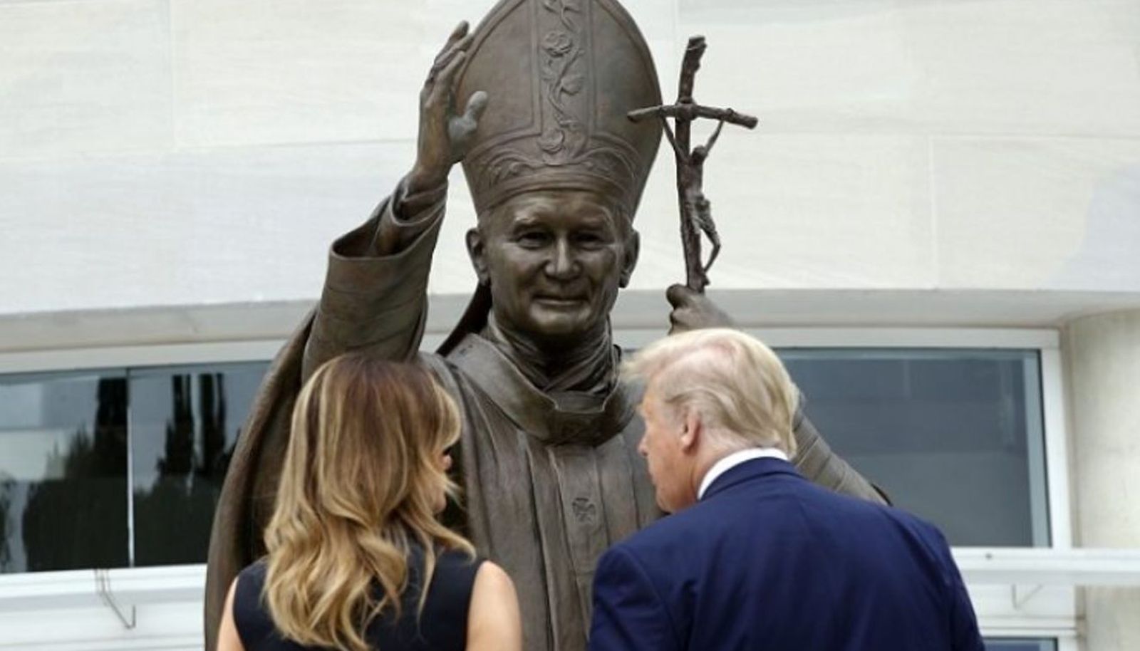 Trump frente a la escultura de Juan Pablo II