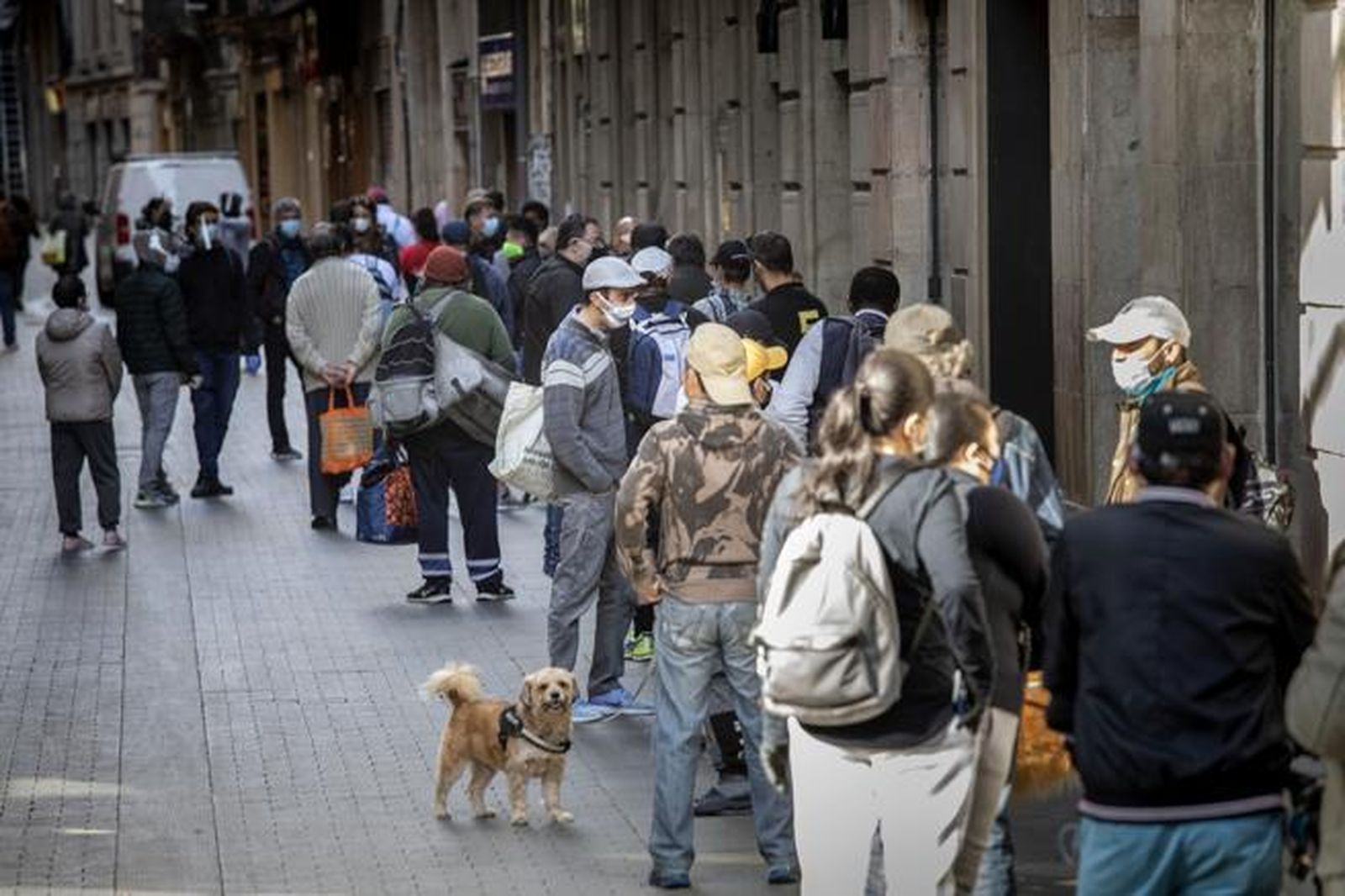 Colas para recibir alimentos, en Barcelona