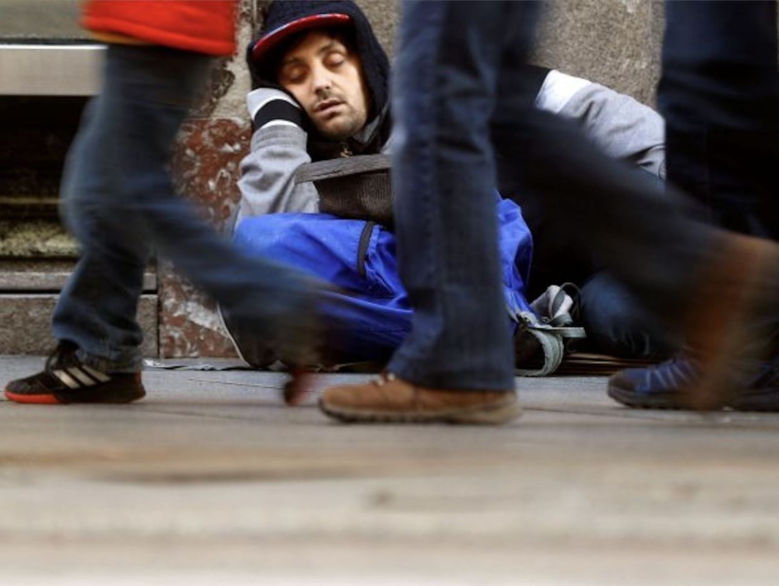 Una persona en exclusión social en una calle de Madrid.