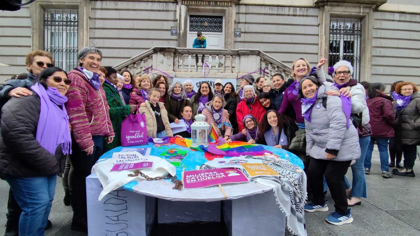 Participantes en el acto de la Revuelta de Mujeres en la Iglesia