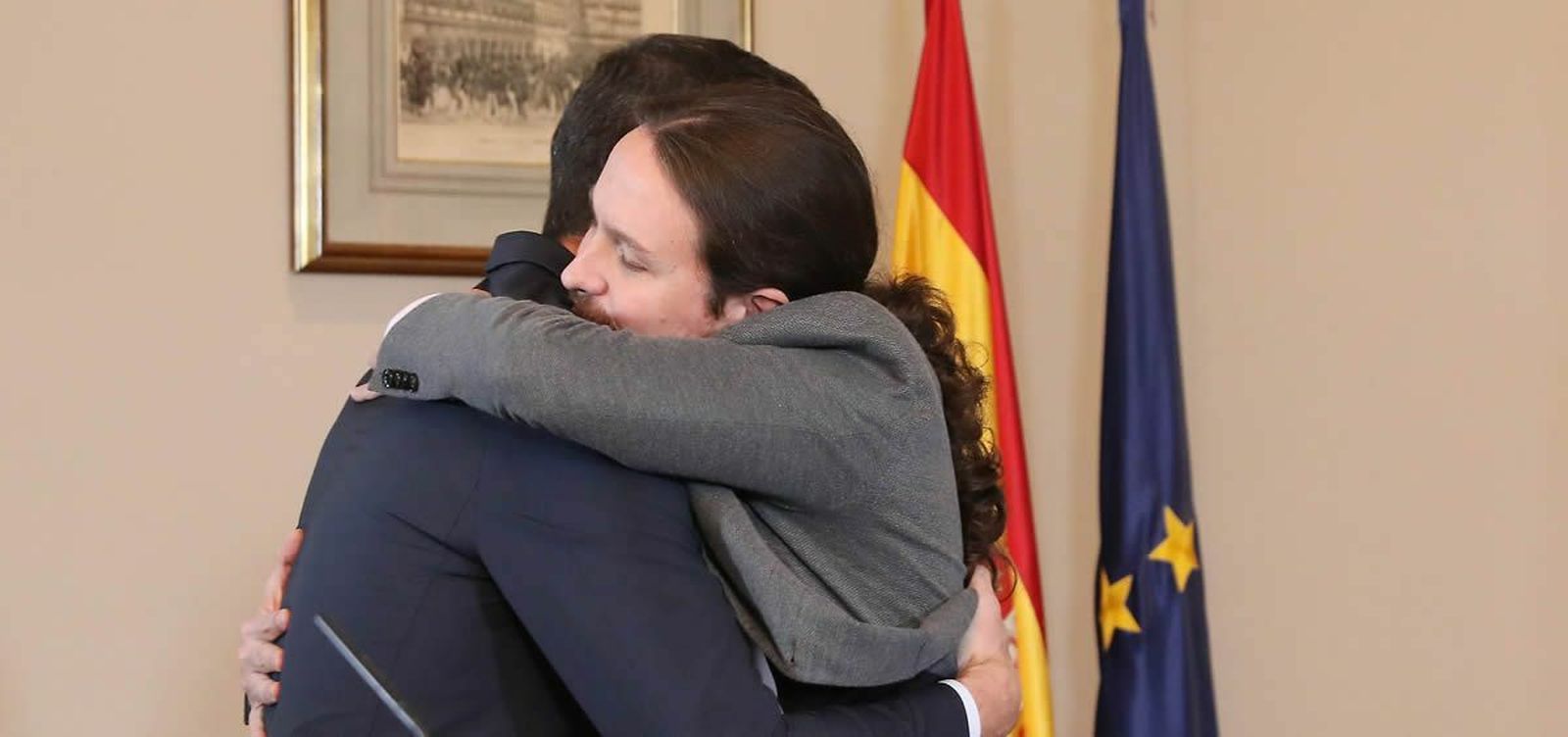 El abrazo que selló el preacuerdo entre Pedro Sánchez y Pablo Iglesias