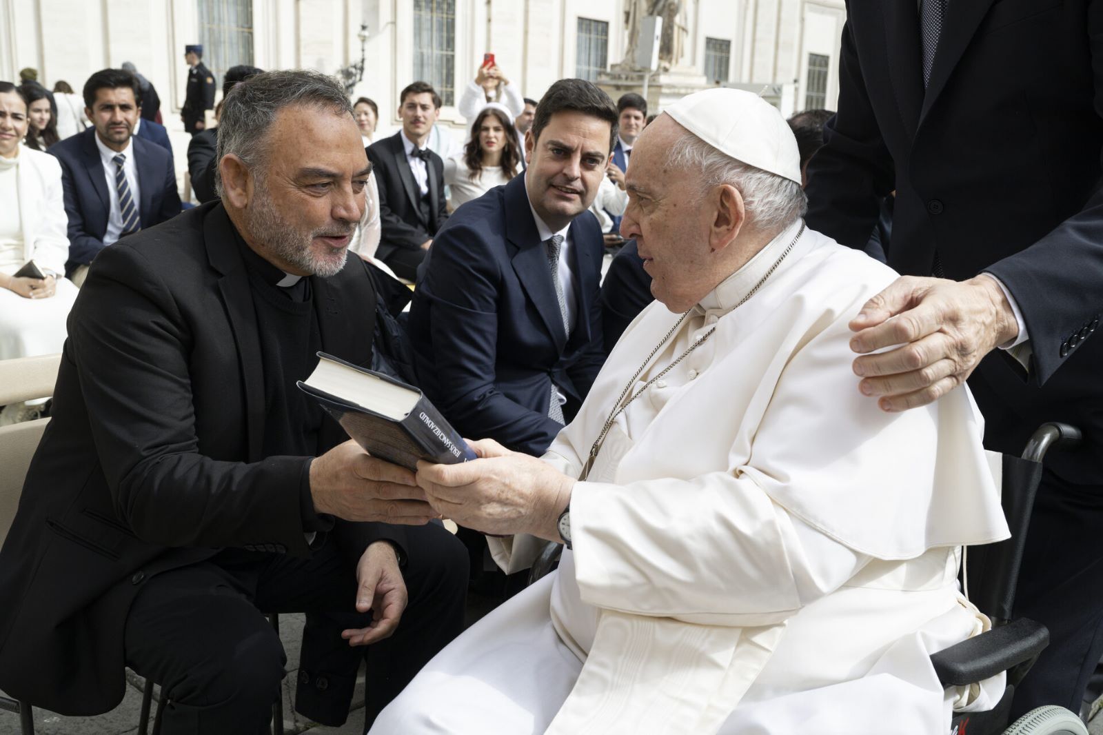 El Papa recibe la novela de manos de Jesús Sánchez Adalid