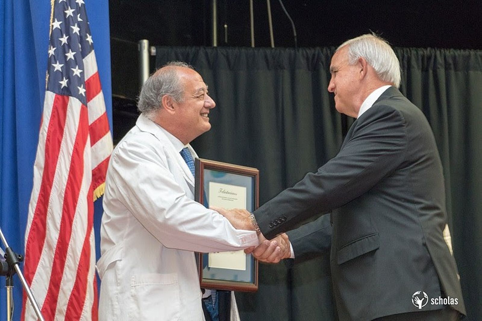 El alcalde del Condado de Miami-Dade, Carlos Giménez, le entrega a José María del Corral, director mundial de Scholas, una placa de agradecimiento por elegir a Miami para la primera experiencia en USA