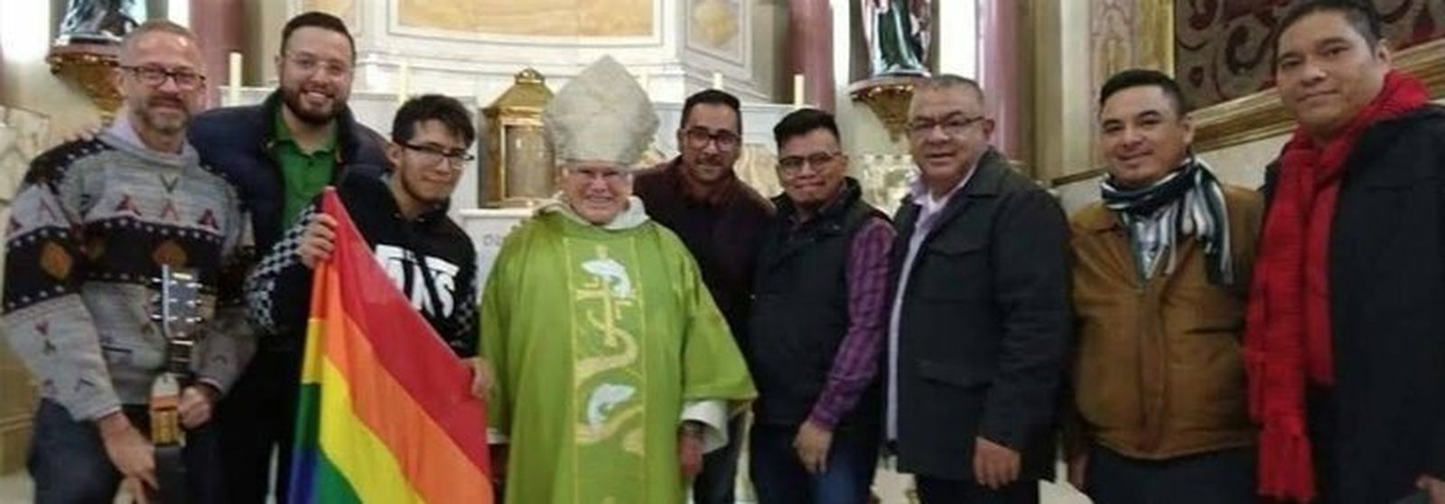 El obispo Raúl Vera, con asistentes a la Misa de acción de gracias LGBT