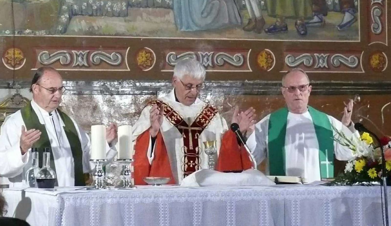 Eduard Ribera, cura de Solsona, en el centro