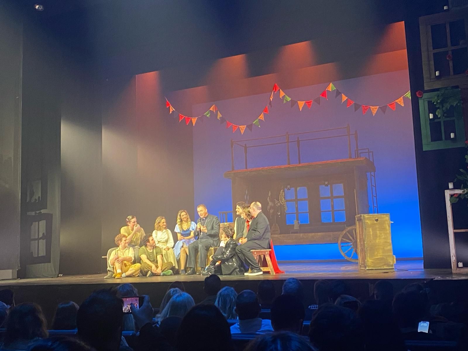 Fernández Artime y sus 'buenas noches' junto al elenco