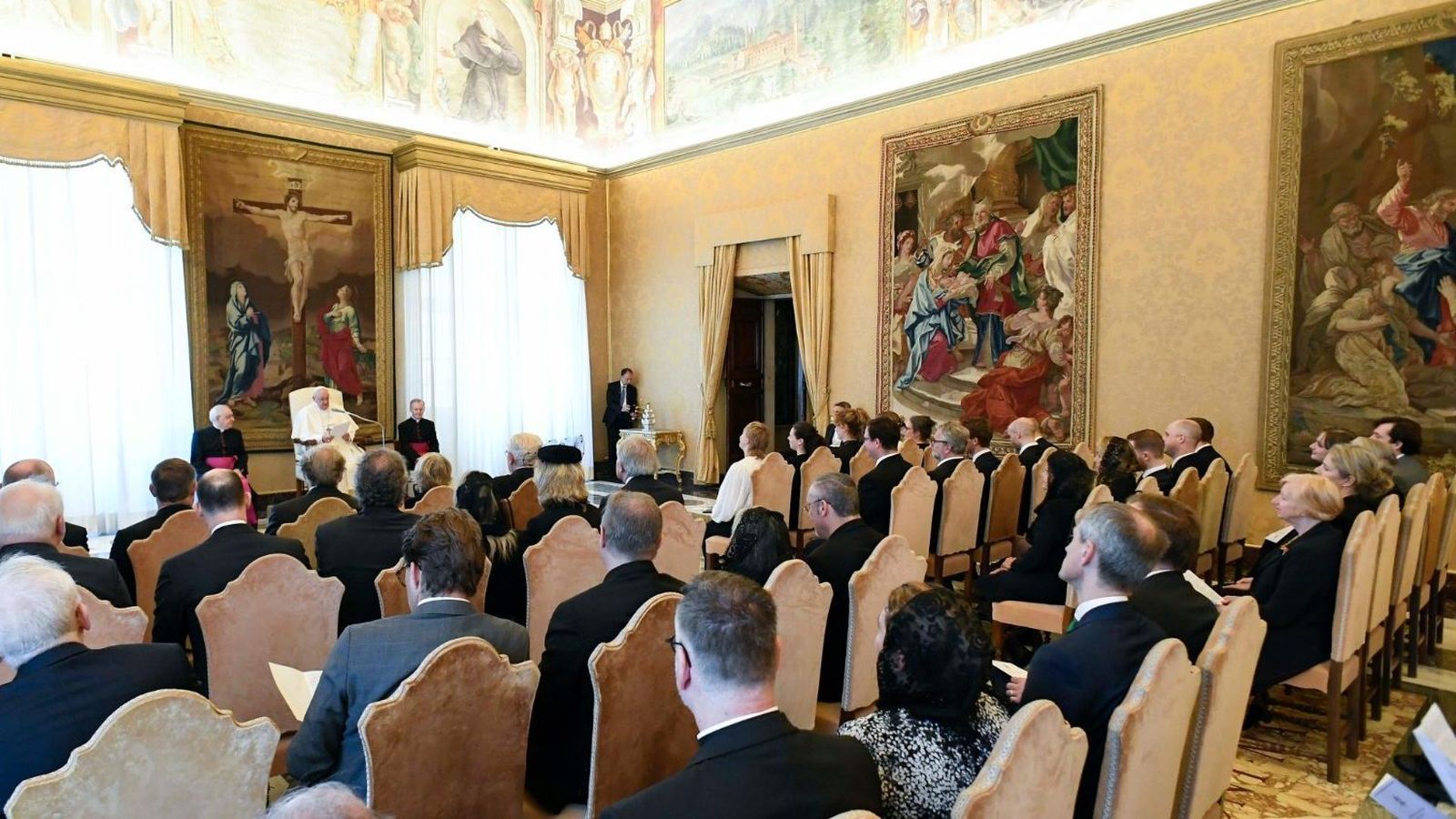 El Papa recibe a los peregrinos holandeses en audiencia en el Vaticano.