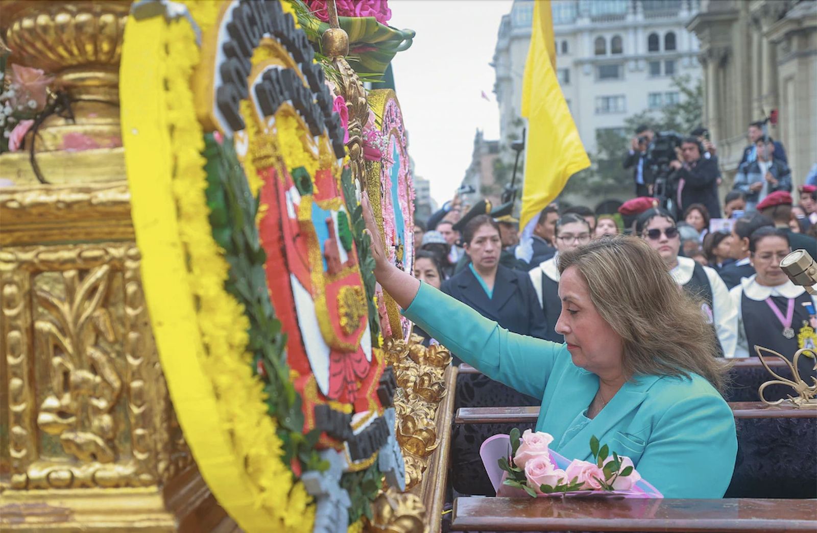 Dina Boluarte realiza su petición a los pies del anda de Santa Rosa de Lima