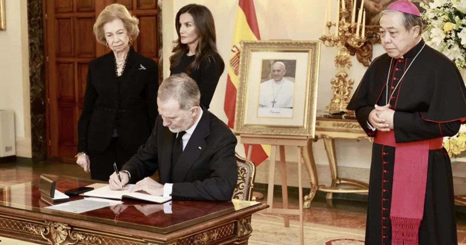 Don felipe firma en el libro de condolencias en Nunciatura
