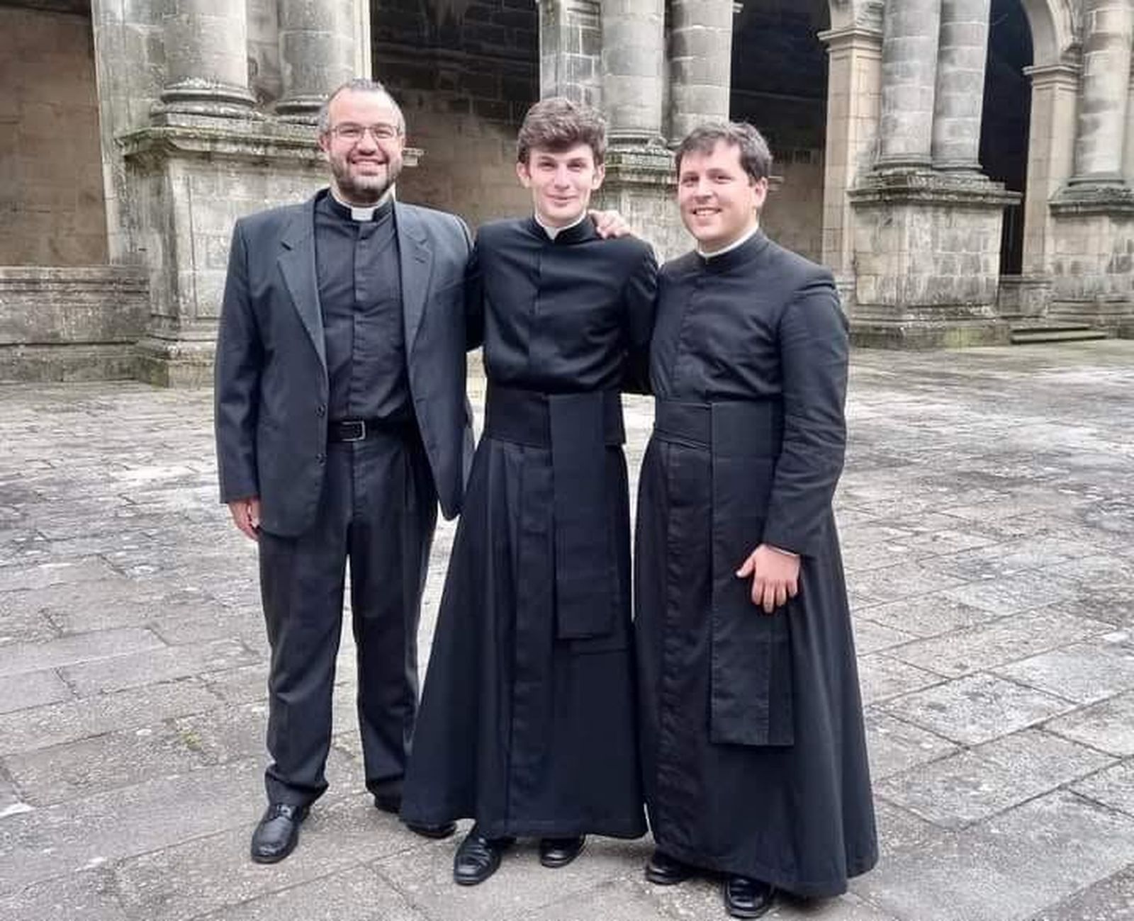 Jóvenes con sotana en Santiago de Compostela