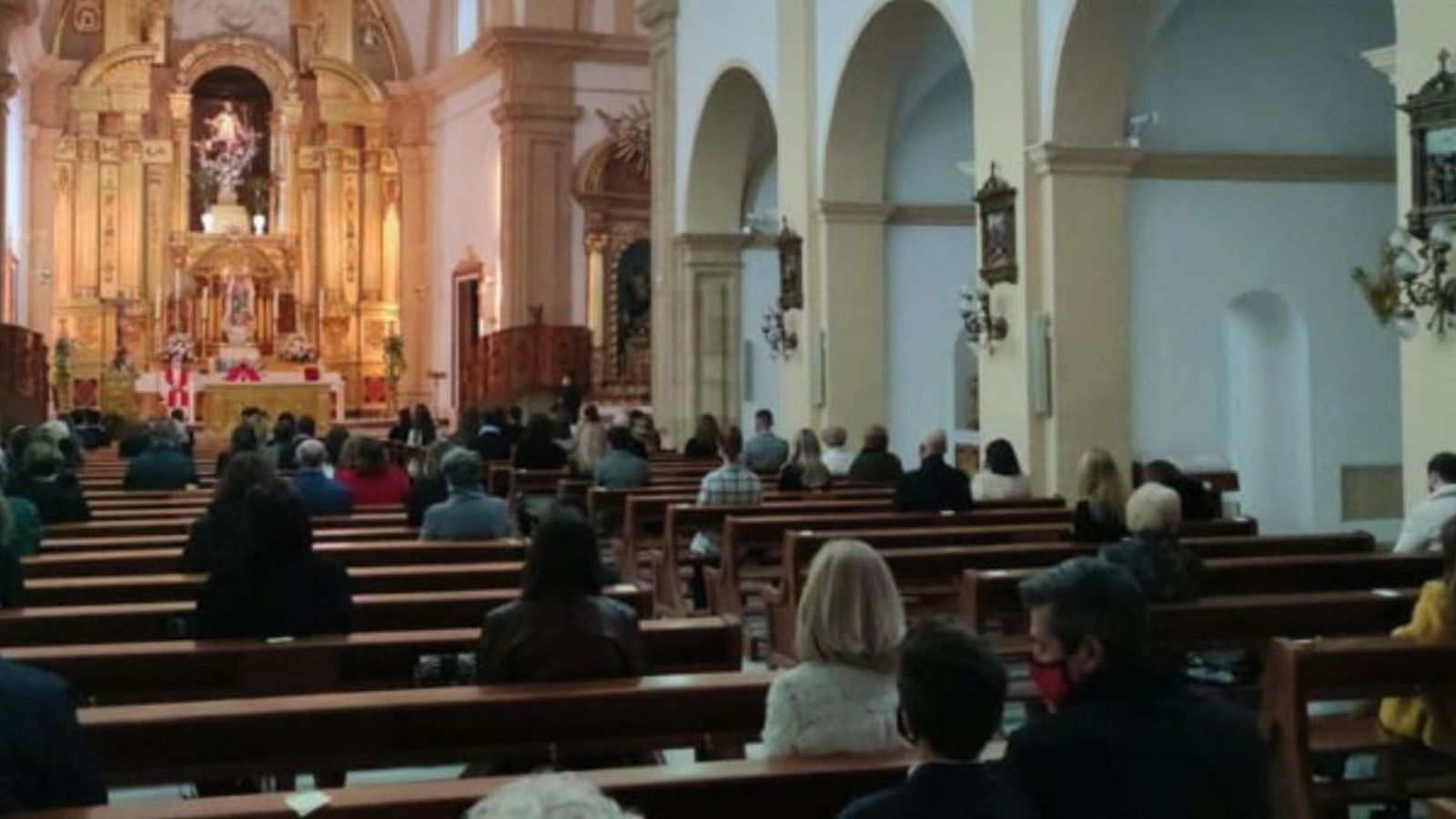 Una iglesia de Alhama de Murcia, 'desalojada' por superar el aforo