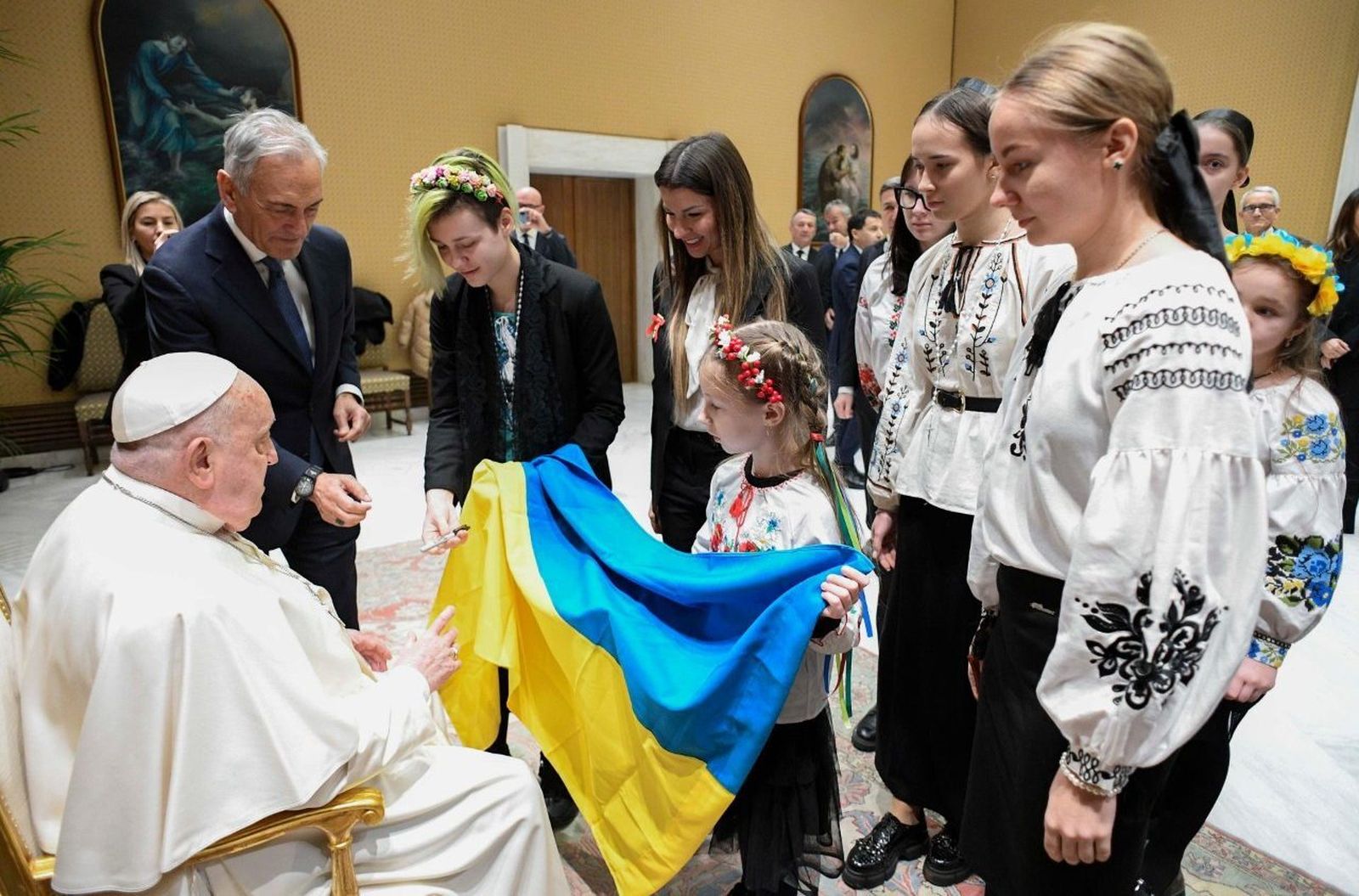 El Papa, con un grupo de huérfanas de Ucrania