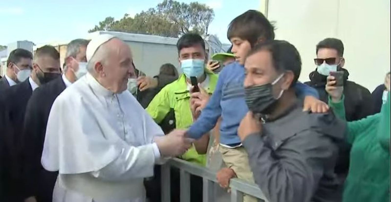 El Papa saluda a un niño y su padre en Mitilene