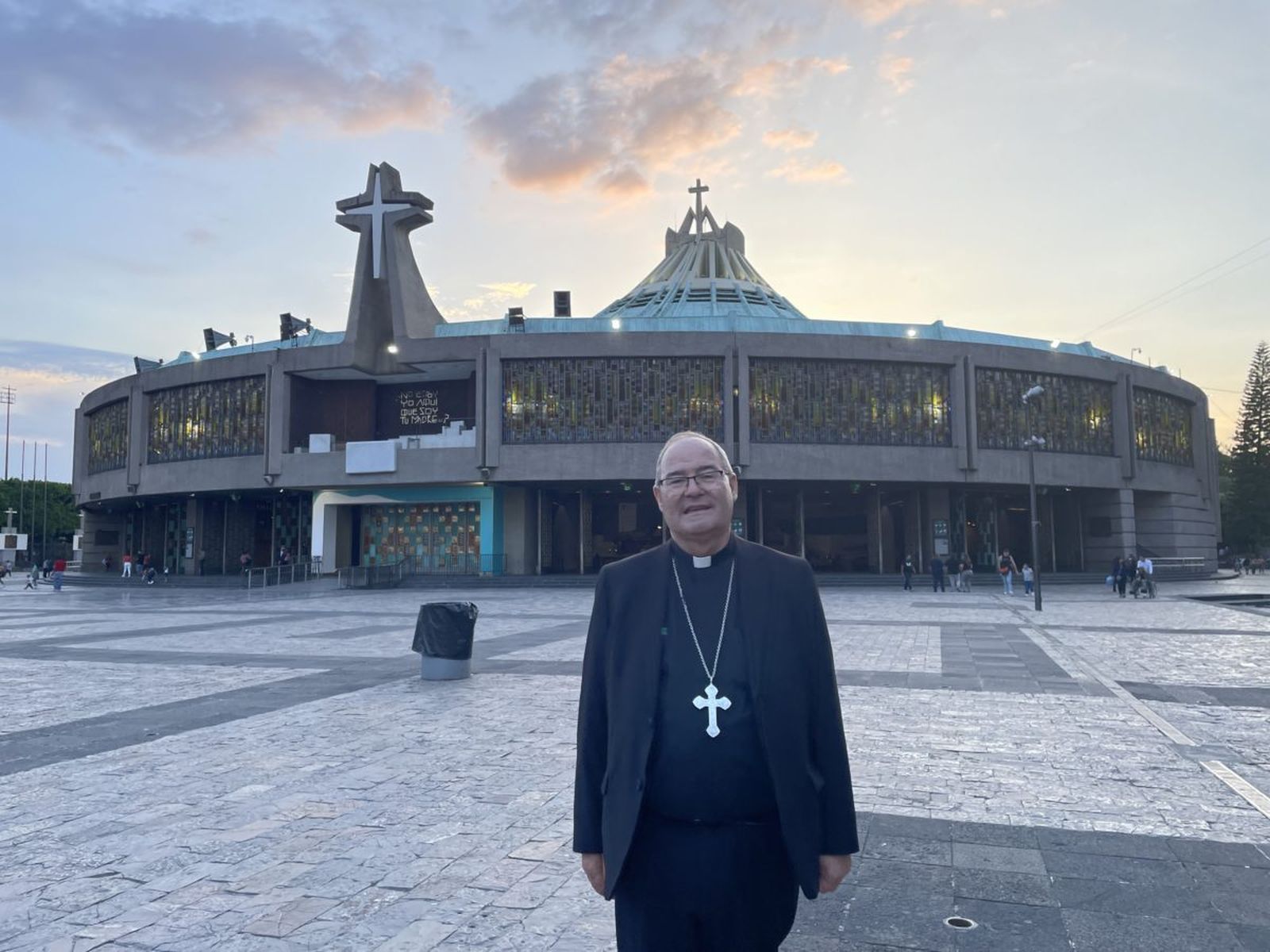 Francisco Cerro ante la Basílica de Santa María de Guadalupe