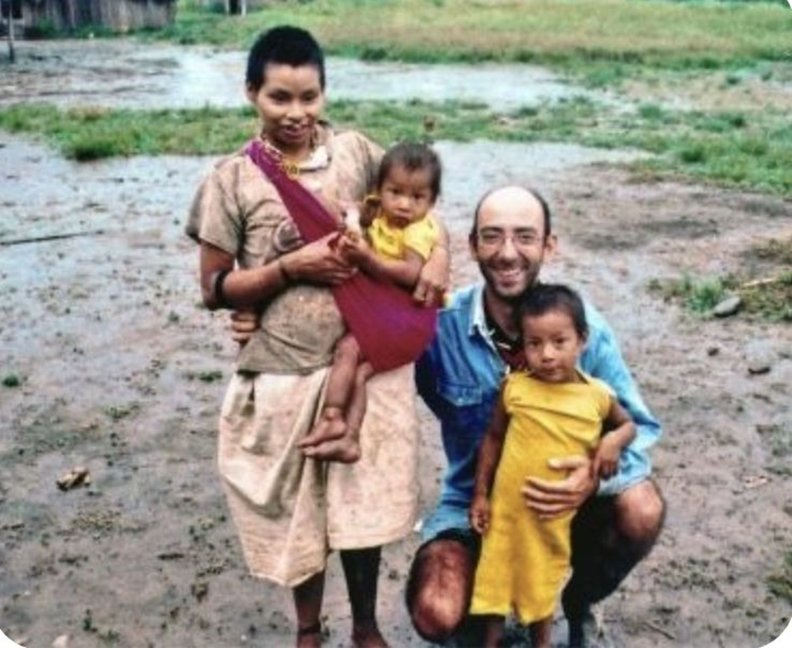 Martínez de Aguirre con una familia del Amazonas