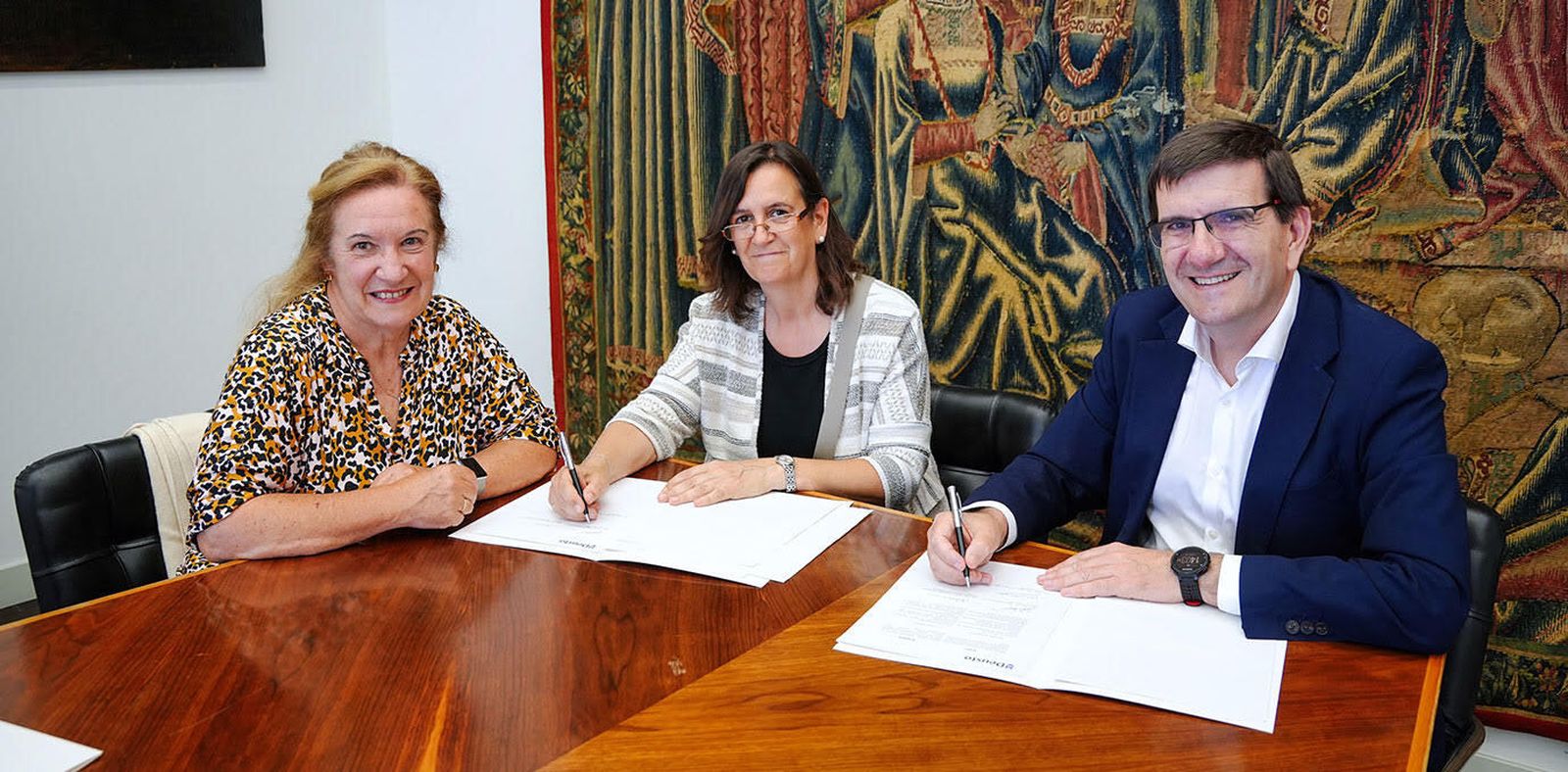 Marta Domínguez Elías, Isabel Domínguez Elías y Juan José Etxeberria, rector de Deusto