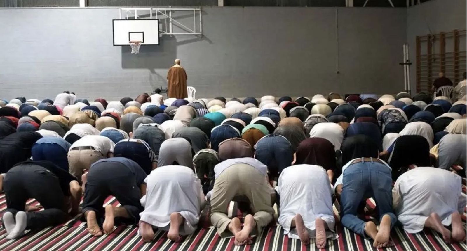 Musulmanes celebran la fiesta del sacrificio del cordero en una cancha de baloncesto