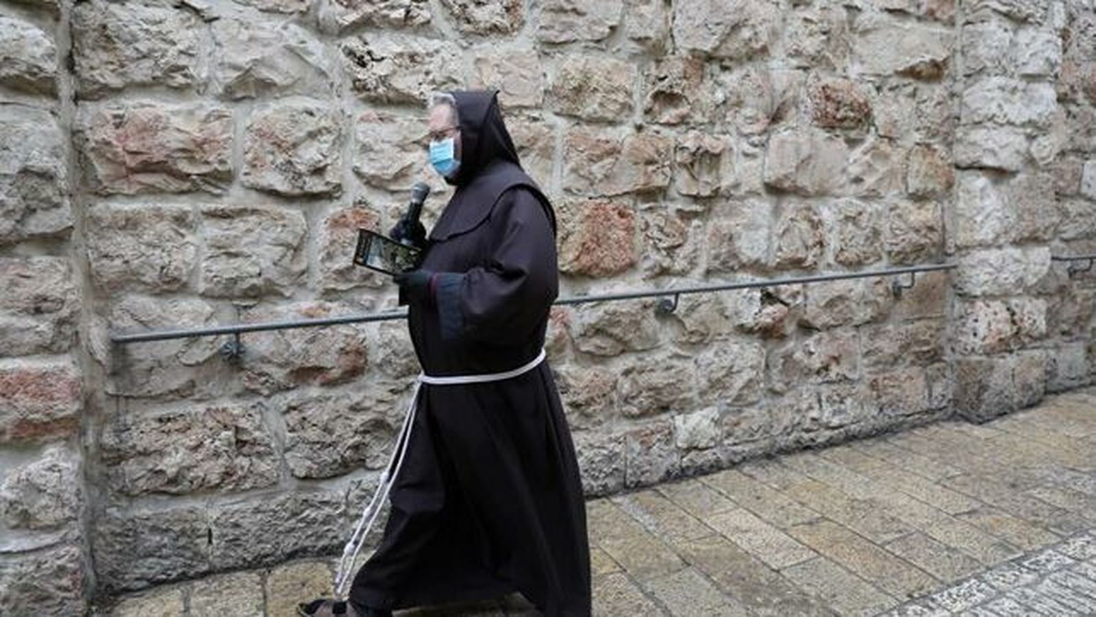 Uno de los cuatro franciscanos recorre la Vía Dolorosa