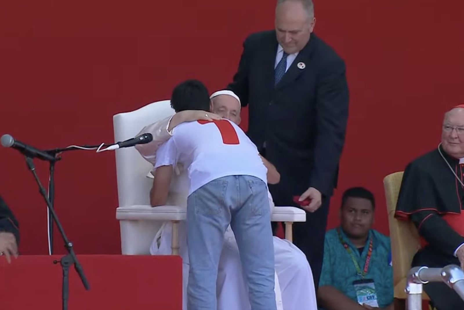 El papa Francisco abrazo al voluntario Francisco, que dijo que quería ser santo