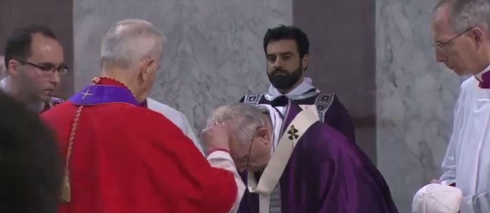 El Papa recibe la ceniza