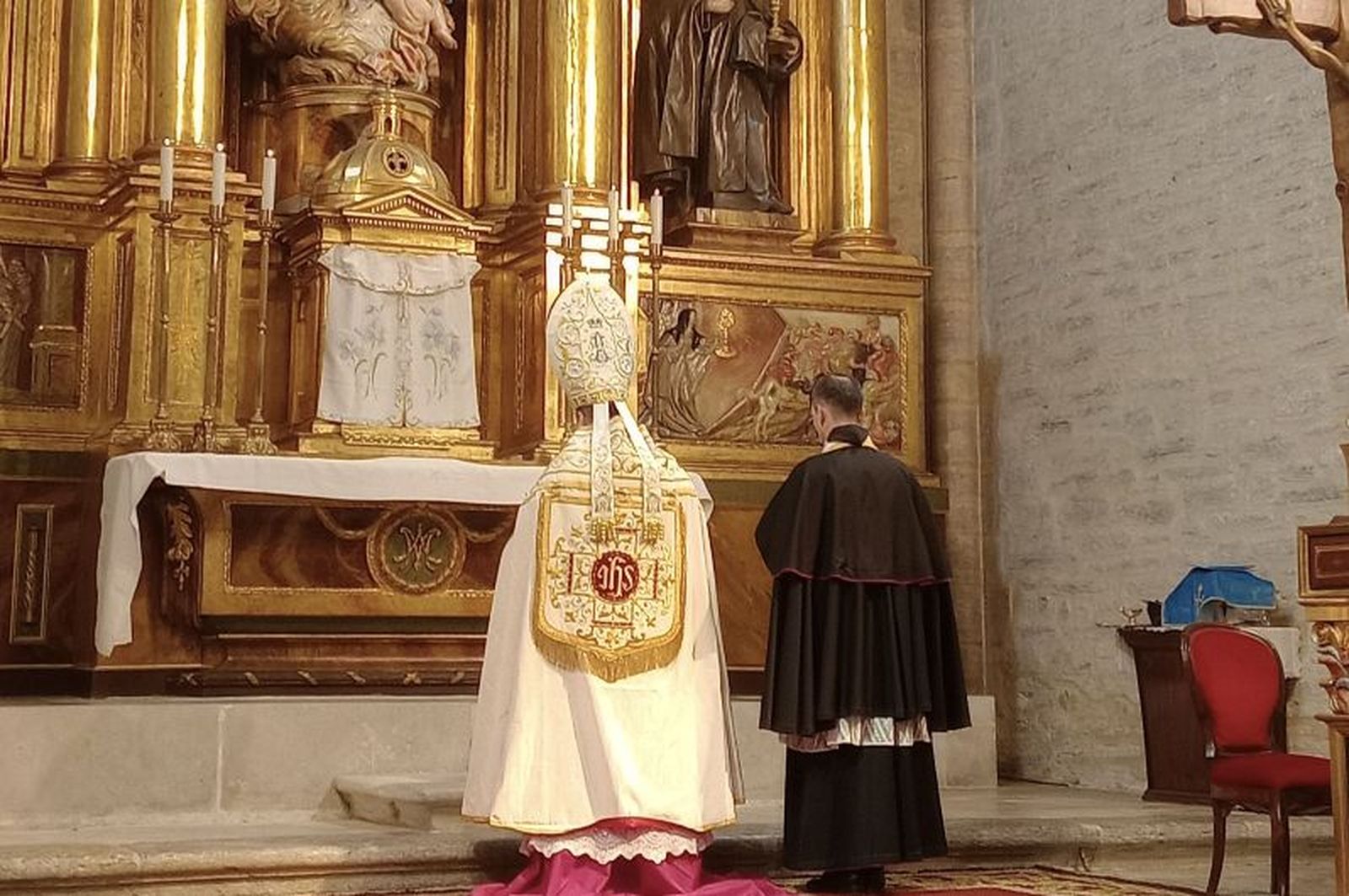 Misa privada con el 'obispo' siguiendo el rito preconciliar