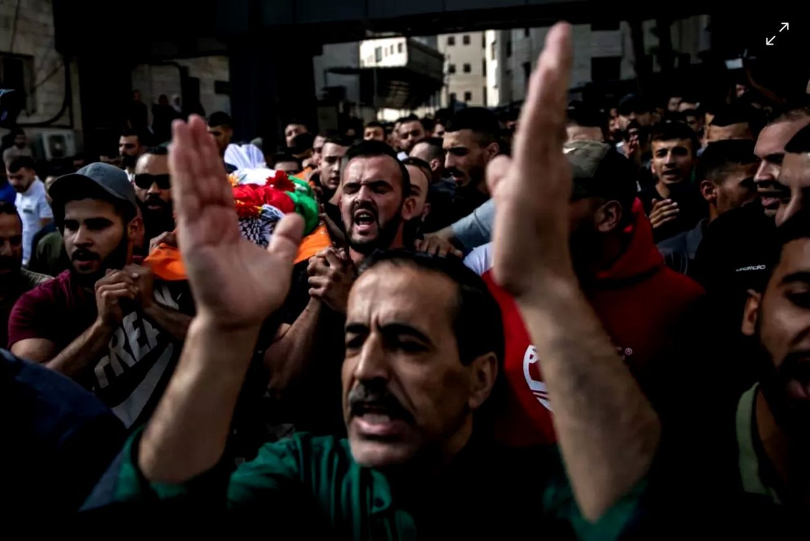 Entierro de un niño muerto por la guerra