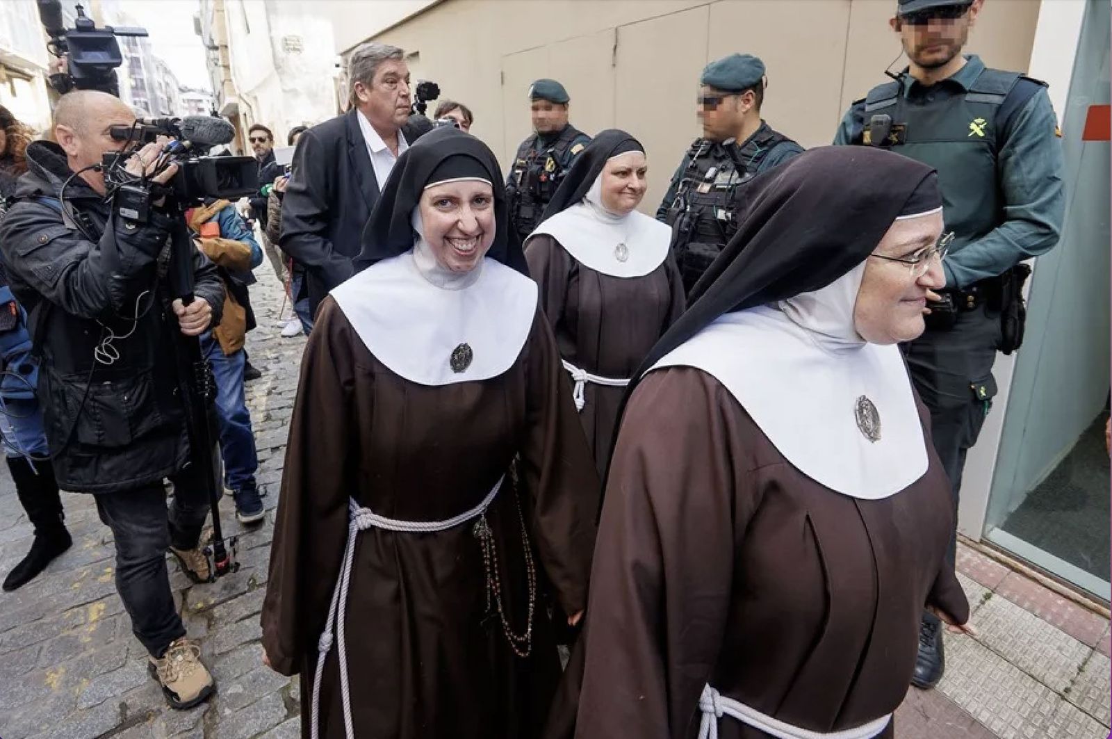 Laura García de Viedma (d), Susana Mateo (i) y María Paz (c), camino del juzgado de Briviesca