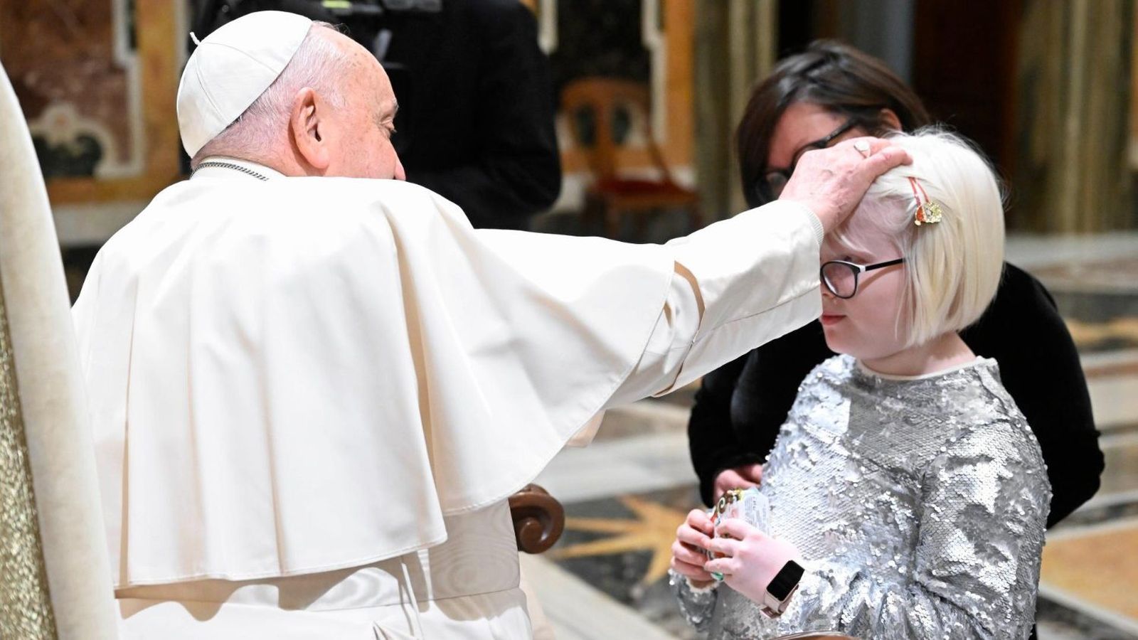 Francisco bendice a una participante del encuentro