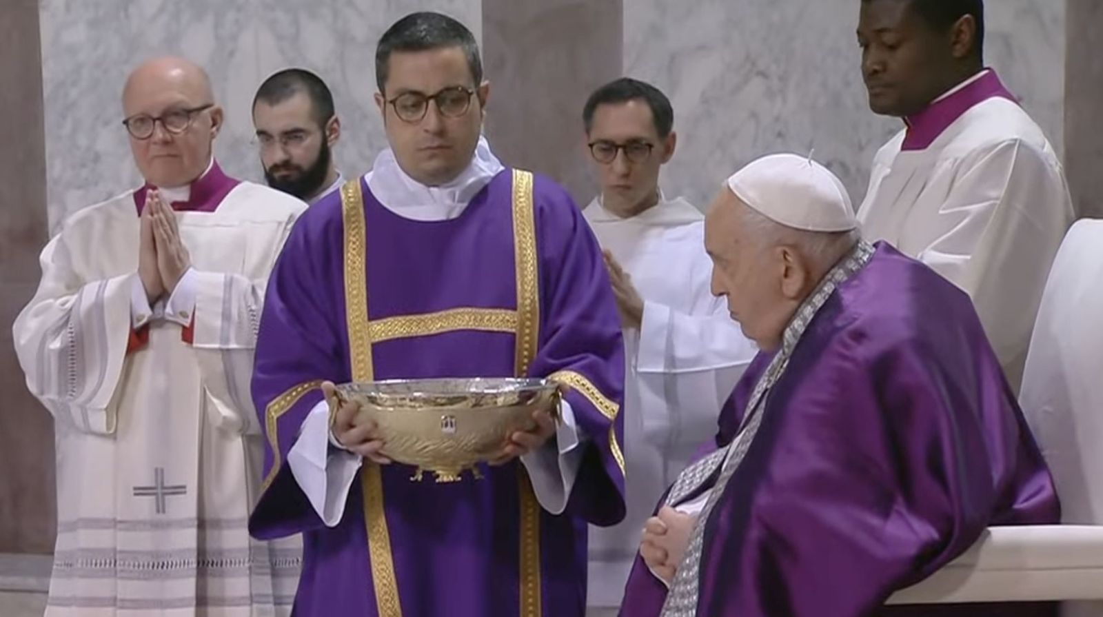 El Papa en la ceniza