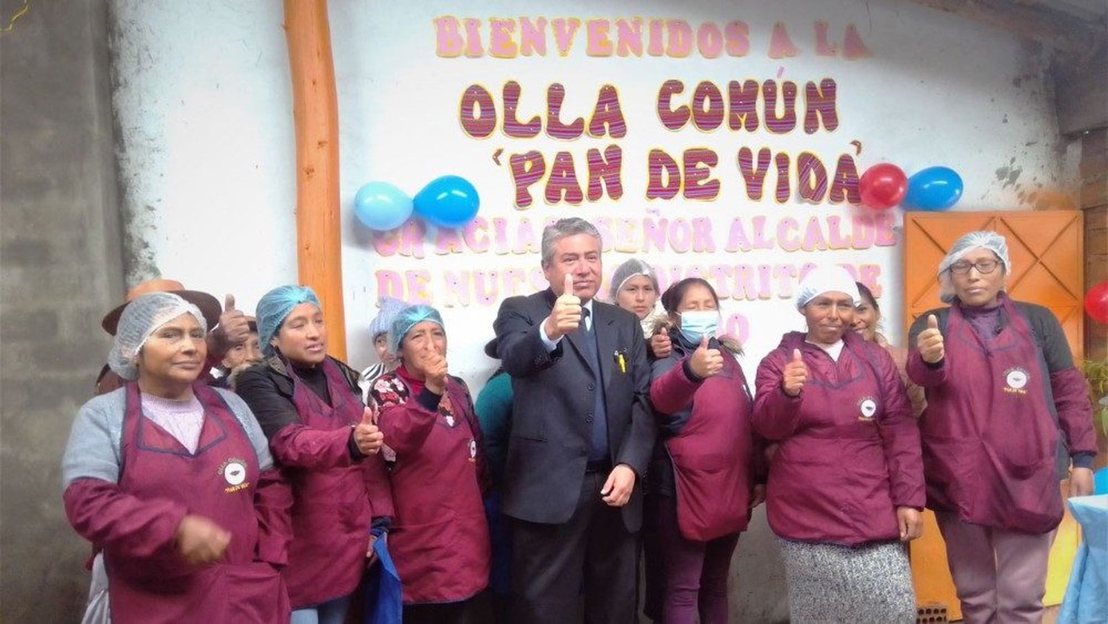 Socias de la olla común y gerente municipal inaugurando el nuevo local