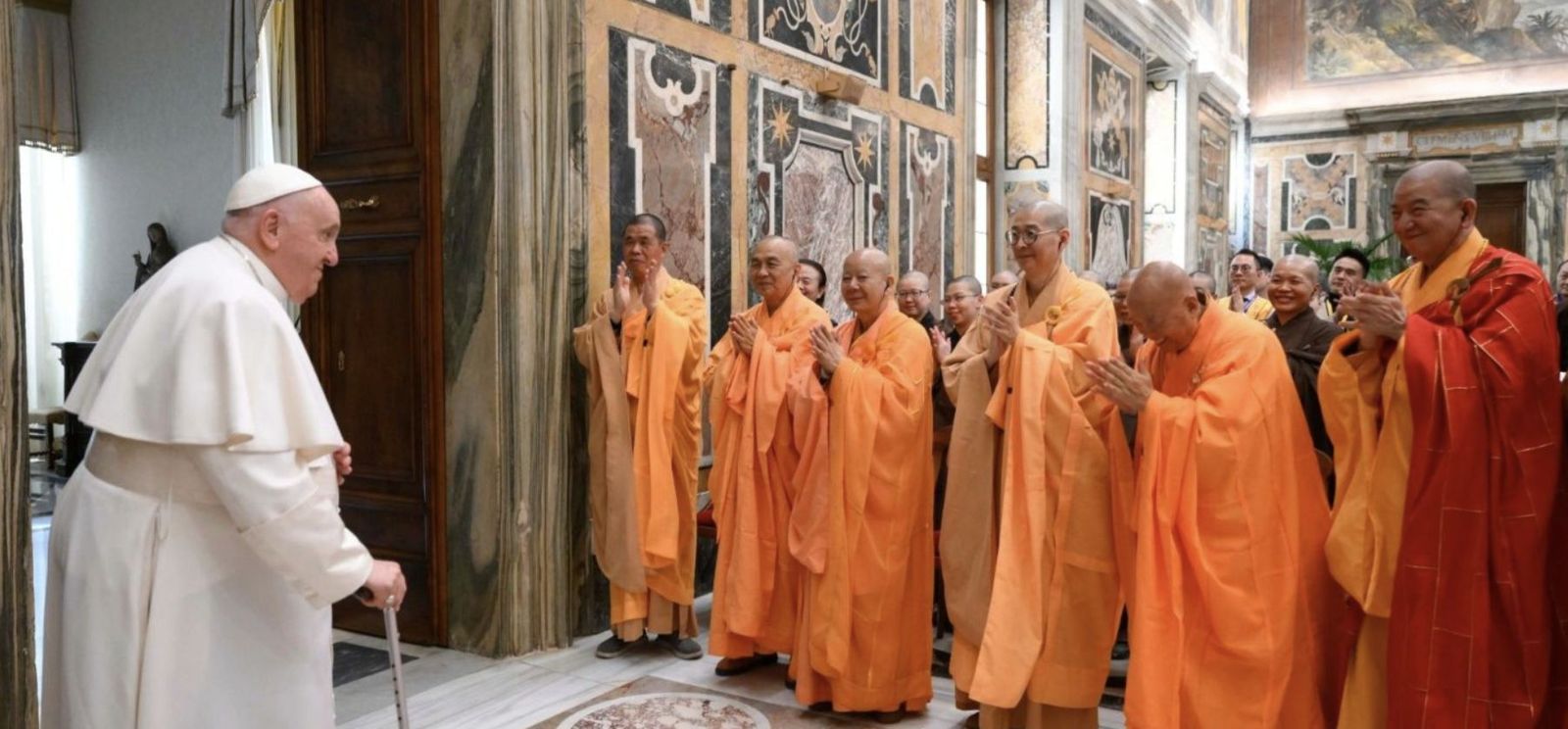 El Papa, a los budistas