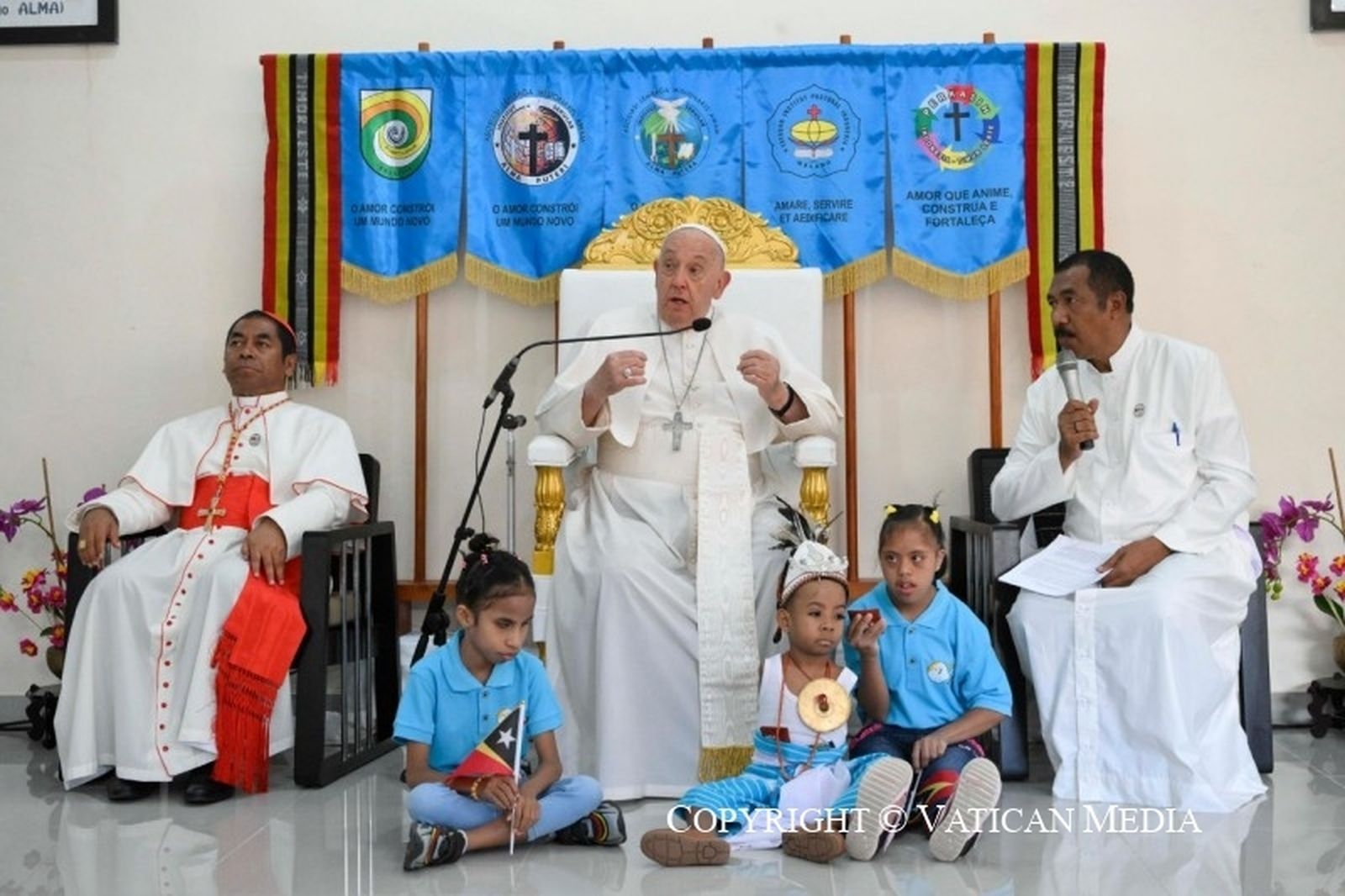 El Papa, con los niños en Dili