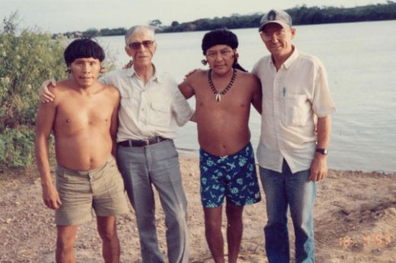 Casaldàliga, junto a sus amigos al lado del Araguaia.