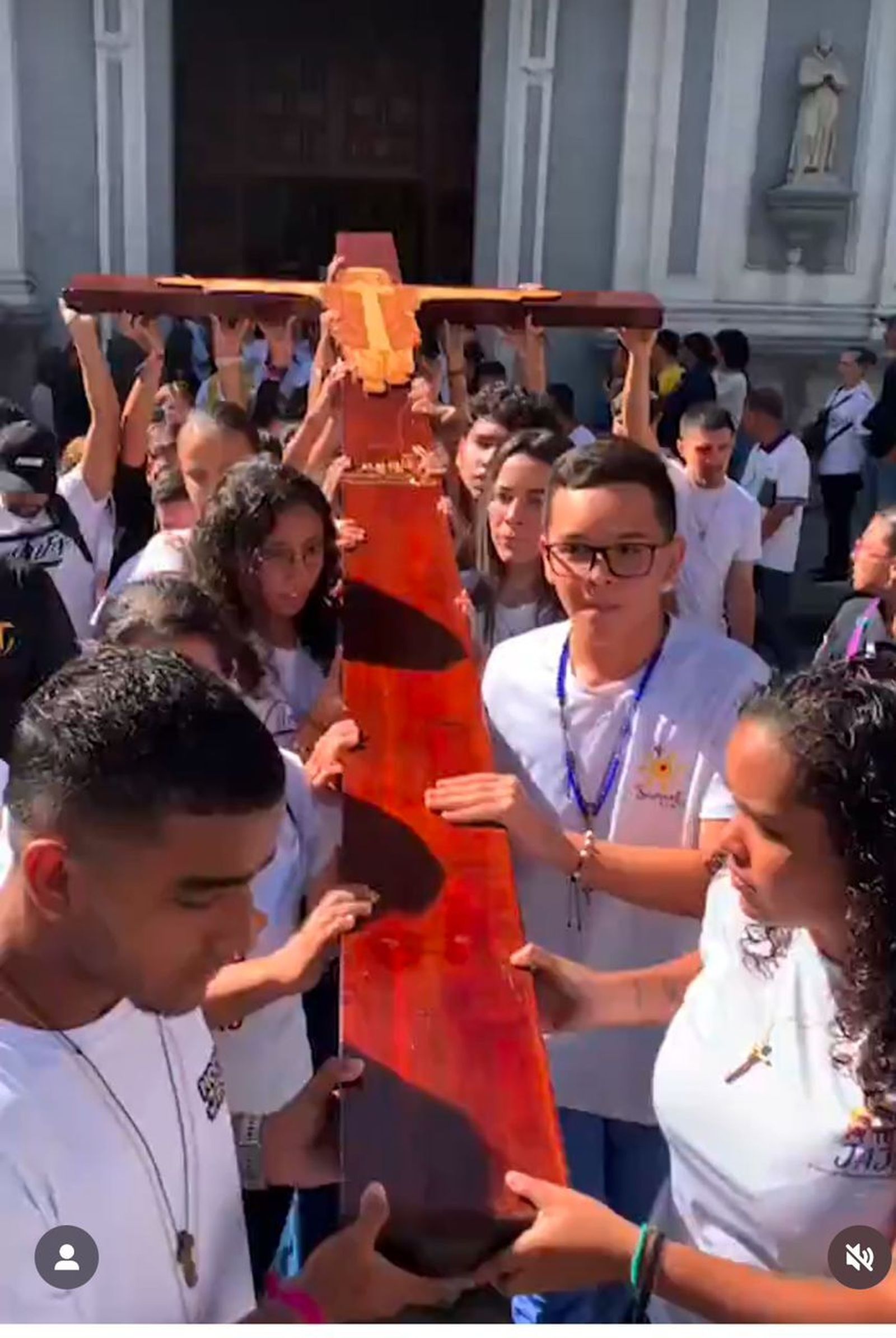 Jóvenes con la cruz. Apertura del Jubileo 2025 en Caracas. Venezuela.