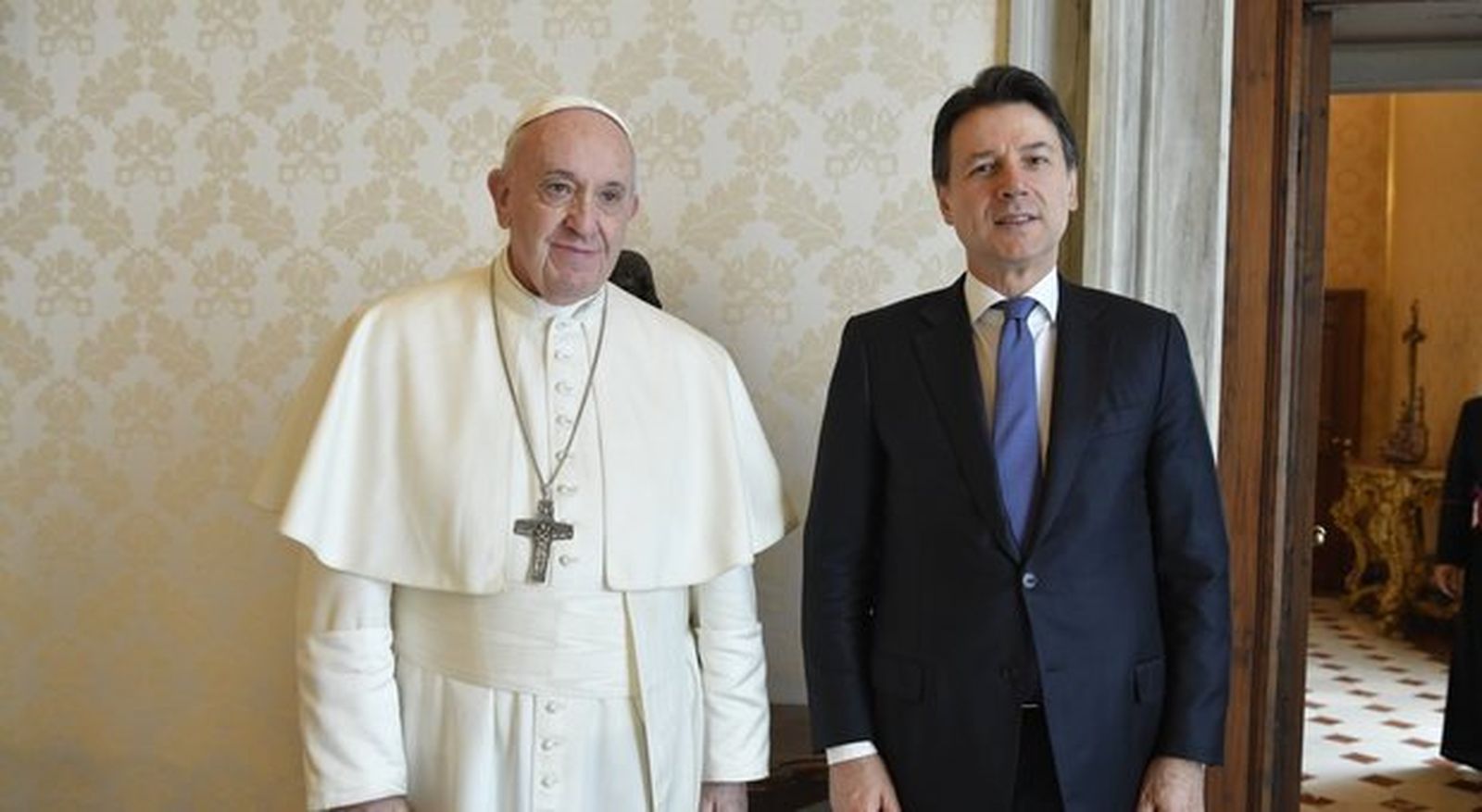 Francisco recibió al primer ministro italiano Giuseppe Conte para analizar la pandemia