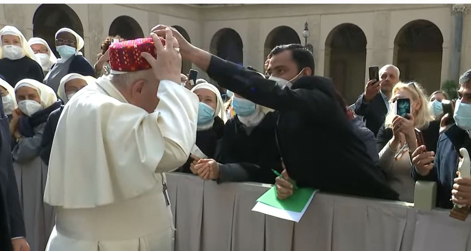 El Papa y el gorrito oriental