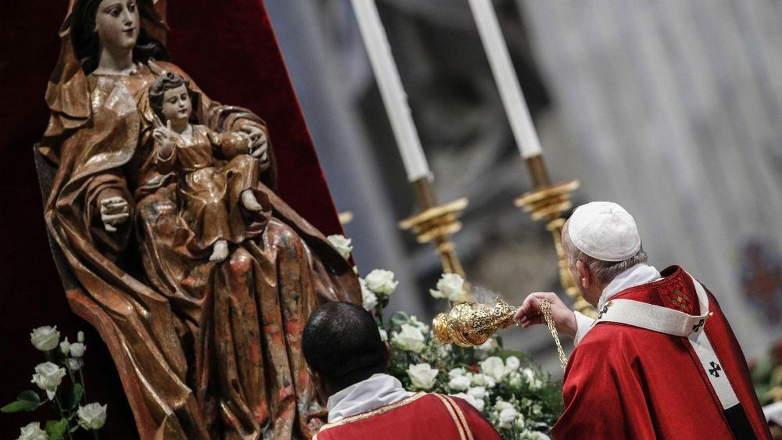 Francisco, hoy, ante una talla de la Virgen con el Niño