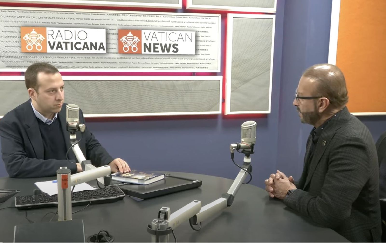 Noel Díaz, a la derecha, entrevistado por Radio Vaticana