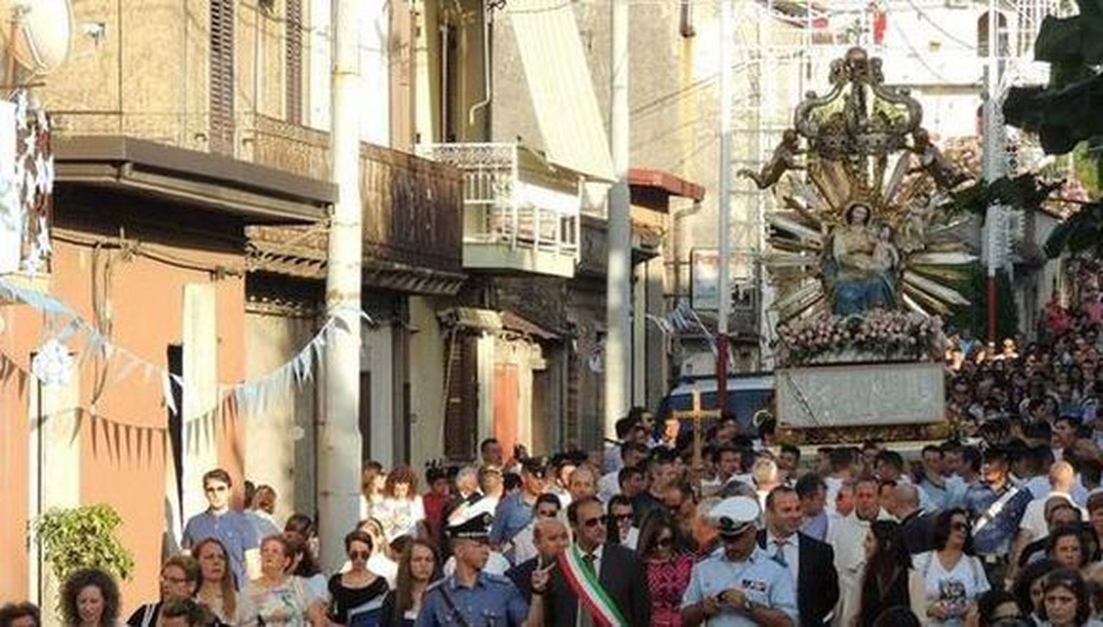 La Virgen se inclinó al paso de la casa del capo de la mafia de Oppido Mamertina