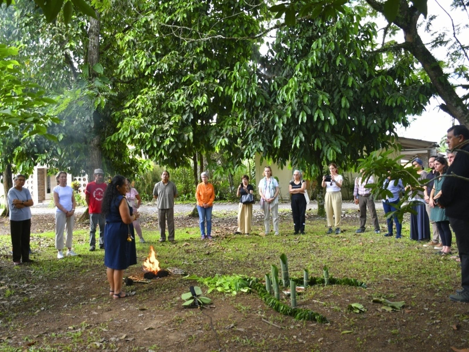 Ritual amazónico, con los representantes de las diferentes entidades