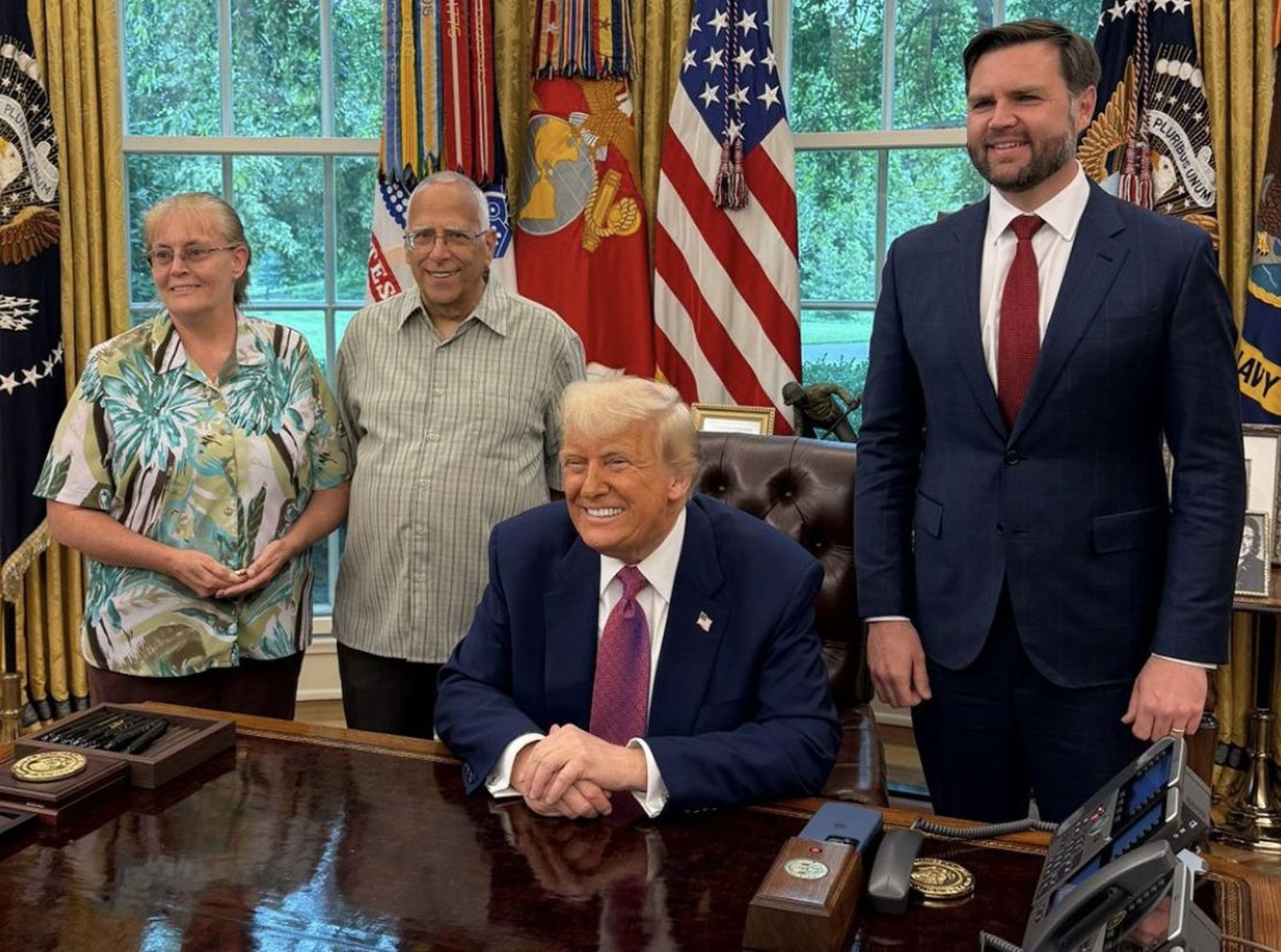 El presidente estadounidense, junto con el hermano del papa León XIV