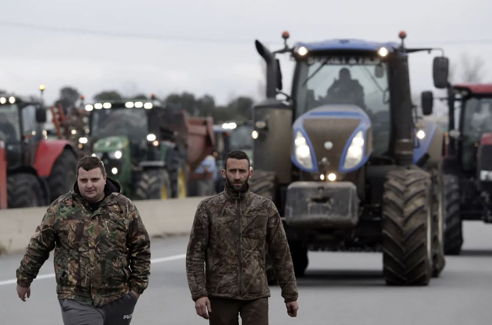 Agricultores franceses bloquean las carreteras y autopistas en protesta por la subida de los costes de producción