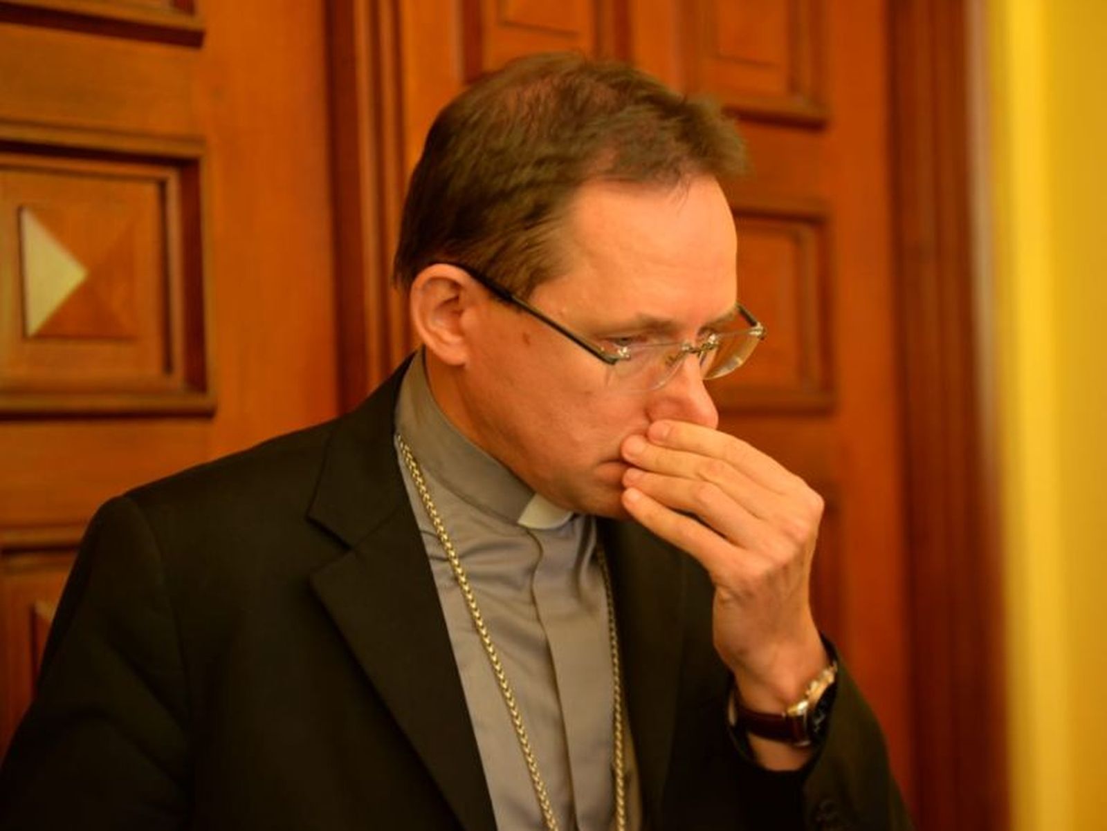 El Nuncio Sommertag, sollozando