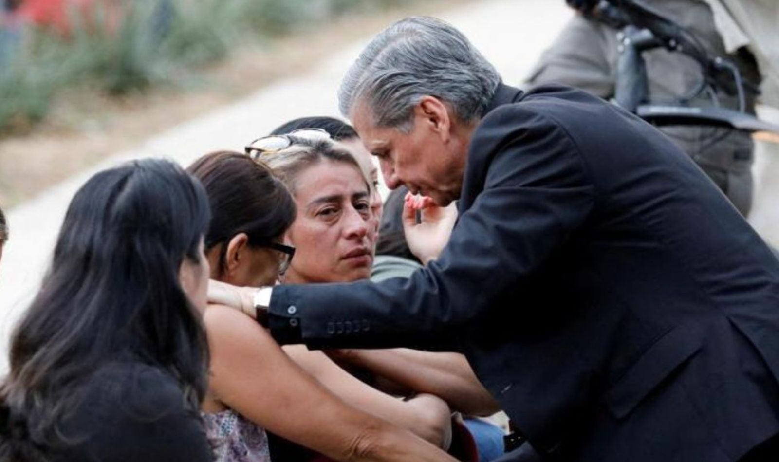 Gustavo García Siller consuela a las madres