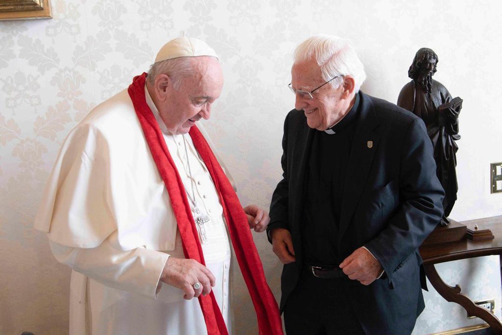 El Papa, con la bufanda del padre Ángel, un 'Mensajero' más