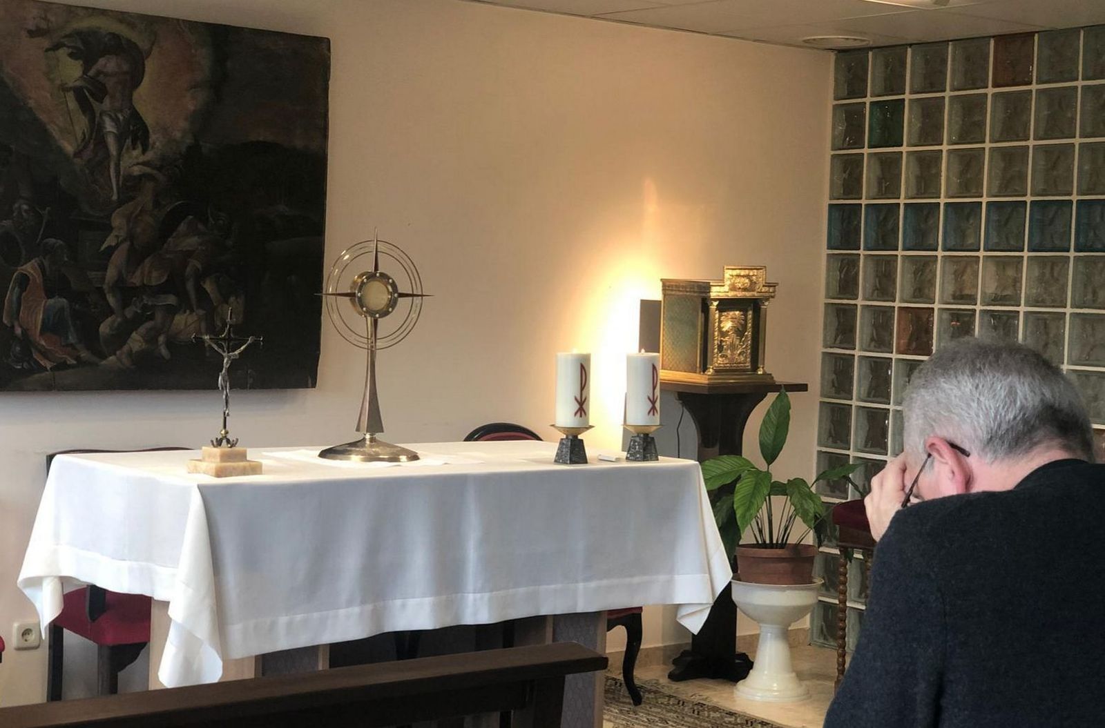 Ángel Pérez Pueyo, en su capilla