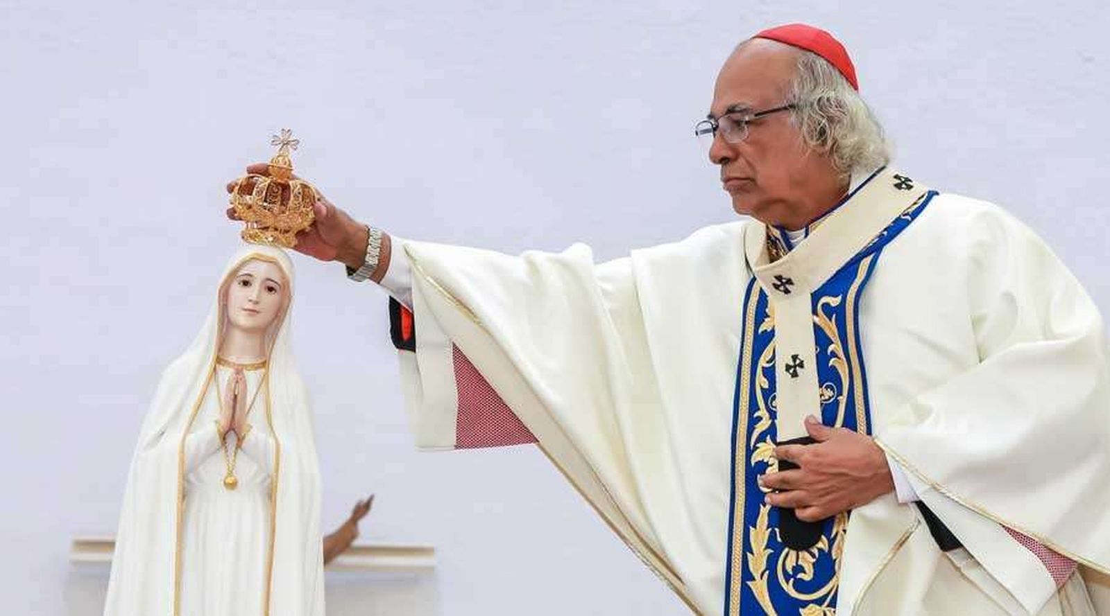 Imagen peregrina de la Virgen de Fátima coronada por Leopoldo Brenes